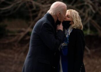 El presidente Joe Biden besa a la primera dama Jill Biden. Foto AP Evan Vucci.