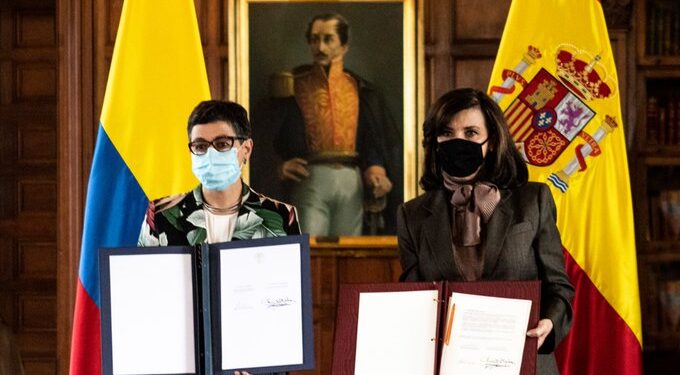 La ministra de Exteriores de España, Arancha González Laya, anunció, durante una conferencia de prensa con su homóloga, Claudia Blum. Foto: Cancillería_Col