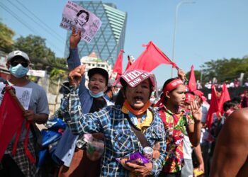 Los manifestantes sostienen carteles durante una protesta contra el golpe militar y exigen la liberación de la líder electa Aung San Suu Kyi, en Yangon, Myanmar, el 13 de febrero de 2021. REUTERS / Stringer