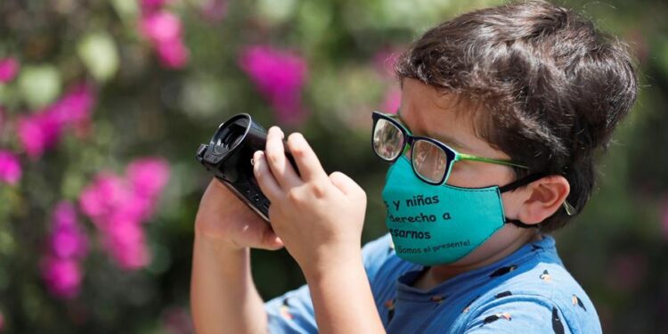 Francisco Vera Manzanares, el ambientalista colombiano de 11 años, embajador de Buena Voluntad de la Unión Europea. Foto EFE.
