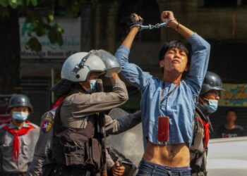 Un manifestante a favor de la democracia es detenido por agentes de la policía antidisturbios durante una manifestación contra el golpe militar en Yangon, Myanmar, el 27 de febrero de 2021. REUTERS / Stringer