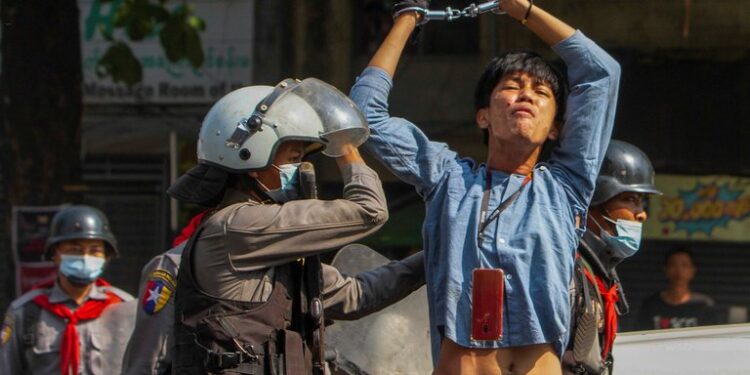 Un manifestante a favor de la democracia es detenido por agentes de la policía antidisturbios durante una manifestación contra el golpe militar en Yangon, Myanmar, el 27 de febrero de 2021. REUTERS / Stringer