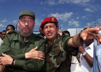 "La invasión consentida" analiza “un fenómeno único, uno de los más peculiares en la historia de América Latina y de la geopolítica mundial": la sumisión voluntaria de un país a otro, a partir del estrecho vínculo entre Hugo Chávez y Fidel Castro. (AP)