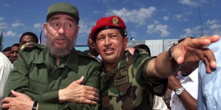 "La invasión consentida" analiza “un fenómeno único, uno de los más peculiares en la historia de América Latina y de la geopolítica mundial": la sumisión voluntaria de un país a otro, a partir del estrecho vínculo entre Hugo Chávez y Fidel Castro. (AP)