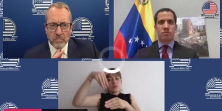 James Story y Juan Guaidó. Foto captura de video.
