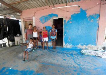 La activista Anyell Valdés (3-i) posa junto a su familia en la casa que fue vandalizada durante un acto de repudio, en La Habana (Cuba). Foto EFE.