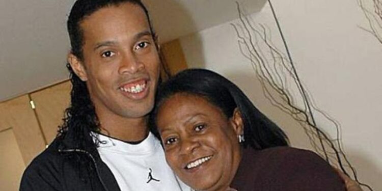 Miguelina Elói Assis dos Santos (+) y su hijo el exfutbolísta Ronaldinho. Foto de archivo.