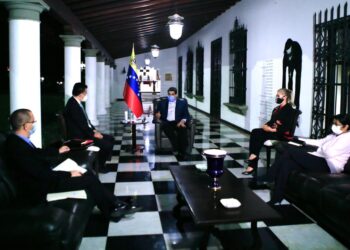 Nicolás Maduro, Sacha Llorenti, secretario general del ALBA. Foto @avnve.