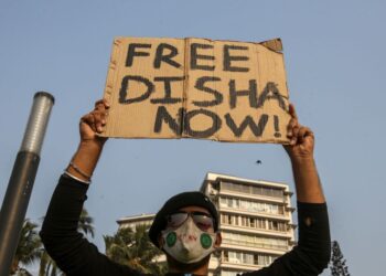 Protesta tras la detención de la ambientalista Disha Ravi en la India. Foto agencias.