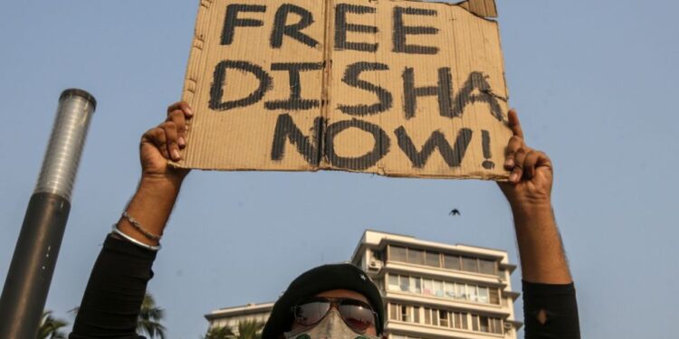 Protesta tras la detención de la ambientalista Disha Ravi en la India. Foto agencias.