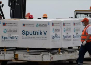 Trabajadores del aeropuerto Simón Bolívar de La Guaira descargan un lote de vacunas Sputnik V, el 13 de febrero de 2021 Yuri CORTEZ AFP