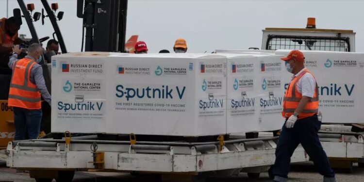 Trabajadores del aeropuerto Simón Bolívar de La Guaira descargan un lote de vacunas Sputnik V, el 13 de febrero de 2021 Yuri CORTEZ AFP