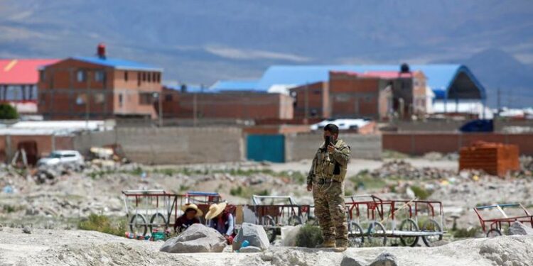 Un soldado boliviano vigila el área donde los migrantes venezolanos utilizan un cruce ilegal en la frontera con Bolivia, en Colchane, Chile. 8 de febrero de 2021. REUTERS/Álex Díaz
