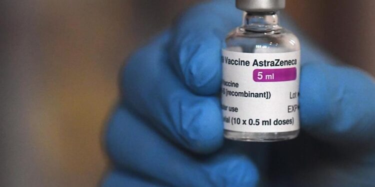 Vista de una dosis de la vacuna de AstraZeneca. EFE/Neil Hall/Archivo