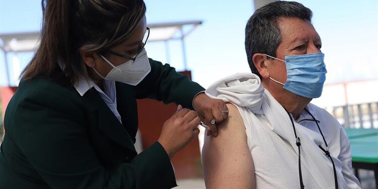 Una enfermera vacuna a una persona, hoy martes como parte de la jornada de vacunación a adultos mayores en el municipio de Arteaga, en el estado de Coahuila (México). EFE/Antonio Ojeda