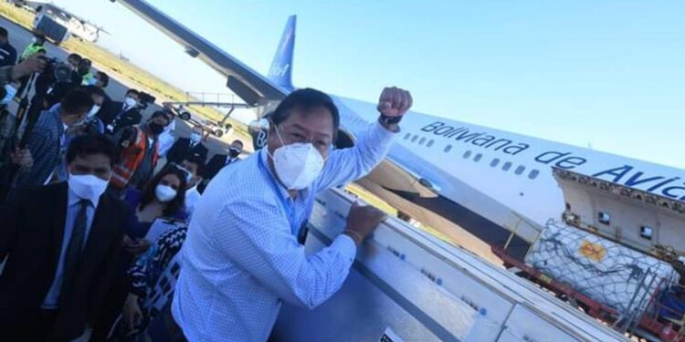 El presidente Luis Arce en la llegada de las vacunas (@LuchoXBolivia)