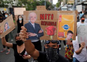 Manifestantes protestan este jueves, frente a la sede de la Secretaría Nacional de Niñez, Adolescencia y Familia (Senniaf), contra los casos de abuso a menores ocurridos en albergues de dicha institución, en Ciudad Panamá. EFE.