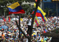 Foto de archivo de una mujer ondeando una bandera de Venezuela en una marcha contra el presidente Nicolás Maduro en Caracas. 
Nov 16, 2019. REUTERS/Fausto Torrealba