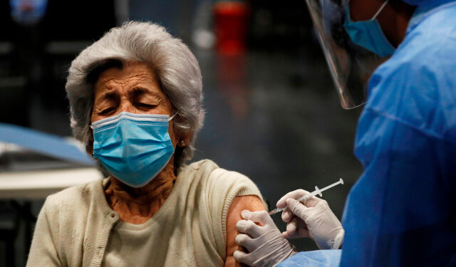 Una enfermera aplica una vacuna contra la covid-19 a un adulto mayor en el coliseo Movistar Arena, en Bogotá (Colombia). EFE/ Carlos Ortega