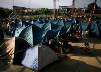 Migrantes venezolanos permanecen dentro de un coliseo donde se ha instalado un campamento temporal, luego de huir de su país por operaciones militares, según la agencia de migración de Colombia, en Arauquita. 27 de marzo, 2021. REUTERS/Luisa González