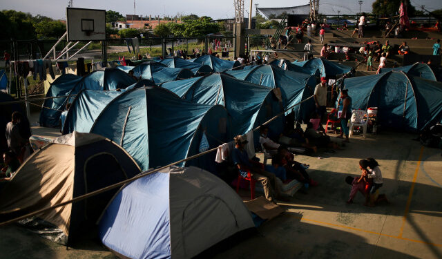 Migrantes venezolanos permanecen dentro de un coliseo donde se ha instalado un campamento temporal, luego de huir de su país por operaciones militares, según la agencia de migración de Colombia, en Arauquita. 27 de marzo, 2021. REUTERS/Luisa González