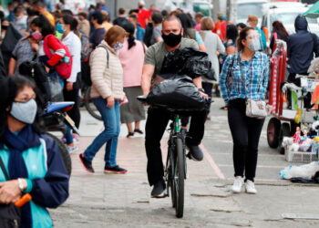 Varias personas recorren una calle mientras usan mascarillas como parte de la nueva normalidad, el 6 de octubre del 2020, en Bogotá (Colombia). EFE/Carlos Ortega/Archivo