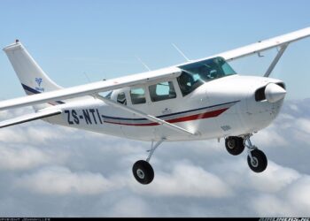Avioneta modelo Cessna 206. Foto de archivo