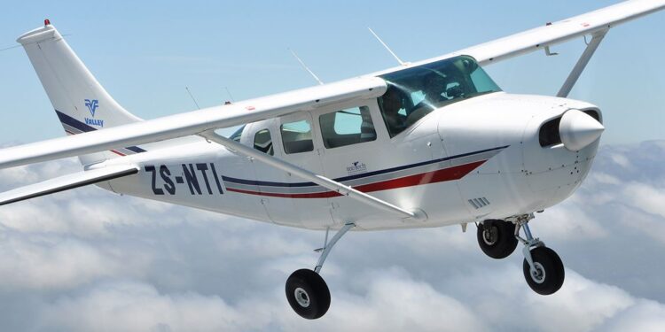 Avioneta modelo Cessna 206. Foto de archivo