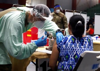 Con dificultades para conseguir las dosis, el proceso de vacunación contra la covid-19 avanza lentamente entre los países de la región del Caribe. EFE/Thais Llorca/Archivo