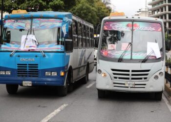 AME713. CARACAS (VENEZUELA), 09/05/2019.- Trabajadores del sector transporte cuelgan pancartas en sus parabrisas durante una protesta este jueves, en el marco de la Operación Libertad en Caracas (Venezuela). EFE/ Raúl Martínez