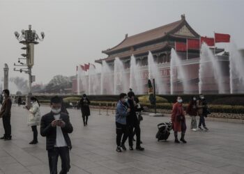 La gente camina frente a la Torre de la Puerta de Tiananmen en Pekín, China. EFE/EPA/STRINGER