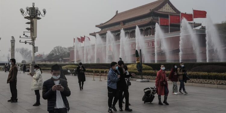 La gente camina frente a la Torre de la Puerta de Tiananmen en Pekín, China. EFE/EPA/STRINGER