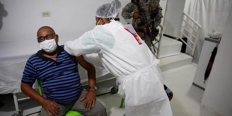 Para llevar a cabo el Plan Nacional de Vacunación Colombia ha adquirido 66,5 millones de vacunas de los laboratorios Pfizer, AstraZeneca, Moderna, Janssen y Sinovac. EFE/Ernesto Guzmán Jr./Archivo