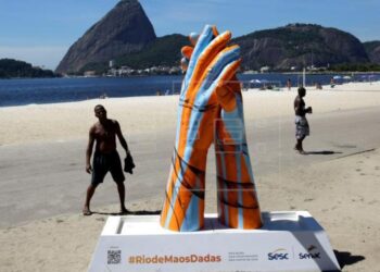 Esculturas manos Rio de Janeiro. Foto EFE.