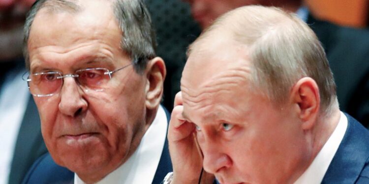 el presidente ruso Vladimir Putin y el ministro de Relaciones Exteriores, Sergei Lavrov (REUTERS/Hannibal Hanschke)