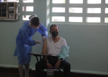 El presidente de Panamá, Laurentino Cortizo, es vacunado contra la Covid-19 hoy, en la escuela Belisario Porras, en el barrio de San Francisco de Ciudad de Panamá (Panamá). EFE/Carlos Lemos