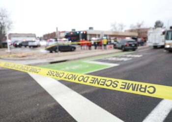 Cinta perimetral de la policía en el lugar del tiroteo en la tienda de comestibles King Soopers en Boulder (Reuters)