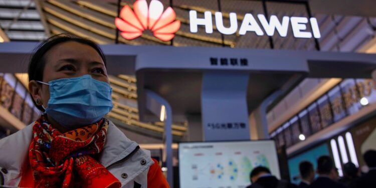 Una mujer que visita una exposición de Huawei denominada "Luz de Internet", durante la Conferencia Mundial de Internet en Wuzhen, China, en noviembre pasado (EFE)