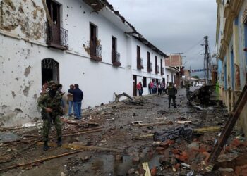 La explosión de una bomba frente a la alcaldía de Corinto, Cauca. Foto EFE