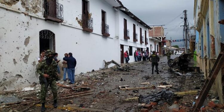 La explosión de una bomba frente a la alcaldía de Corinto, Cauca. Foto EFE