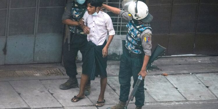 FOTO DE ARCHIVO: Agentes de la policía detienen a un manifestante durante una protesta contra el golpe militar en Yangon, Myanmar, el 19 de marzo de 2021. REUTERS