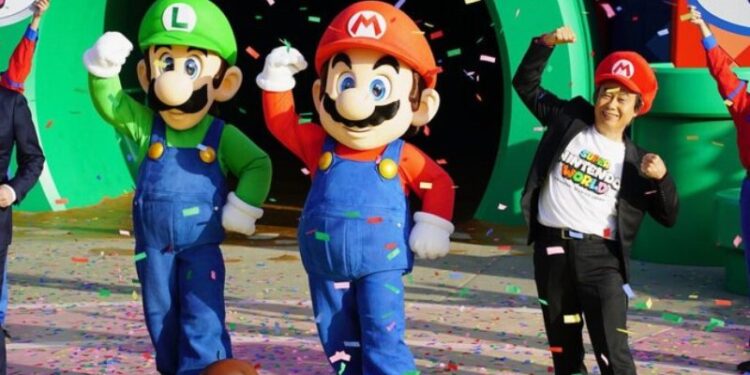 Mario, Luigi y Shigeru Miyamoto. Foto de archivo.