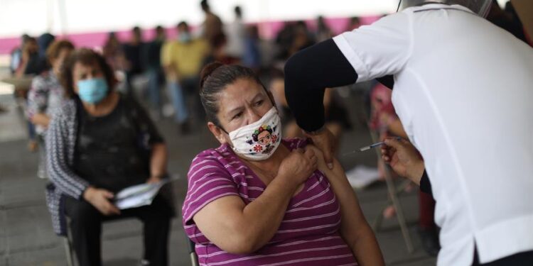 Personas de la tercera edad acuden a recibir la primera dosis de la vacuna contra la covid-19, en el municipio de Nezahualcóyotl, en el Estado de México (México). EFE/ Sáshenka Gutiérrez / Archivo