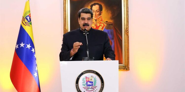 otografía cedida por prensa de Miraflores que muestra al presidente de Venezuela, Nicolás Maduro, mientras participa en un acto de gobierno hoy, en Caracas (Venezuela). Maduro, hizo este lunes un llamado a "aliviar la deuda" externa de los países en desarrollo, como una forma de ayudarles a luchar contra la pandemia de covid-19 y reanimar sus economías. EFE/ Prensa De Miraflores