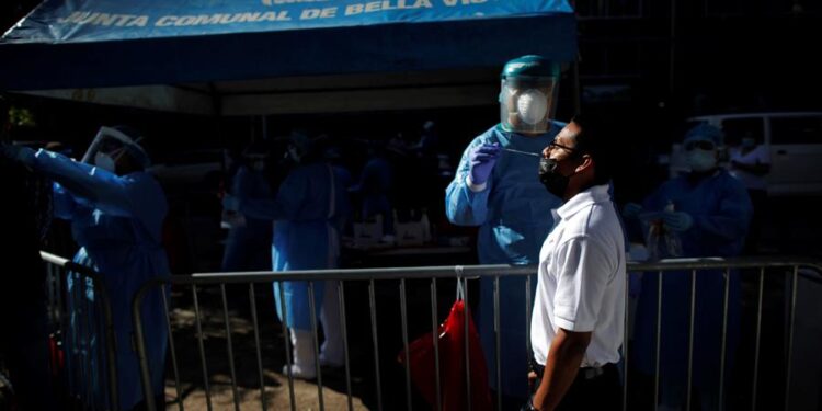 Un hombre se realiza una prueba de hisopado para detectar la covid-19 en un puesto express en ciudad de Panamá (Panamá). EFE/Bienvenido Velasco/Archivo