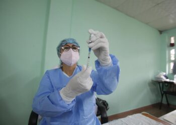La OPS destaca que Panamá es "el tercer país con más dosis administradas en el continente y el sexto a nivel mundial, con un promedio móvil de 0,27 vacunas aplicadas por cada 100 personas en 7 días", indicó el informe diario del Ministerio de Salud (Minsa). EFE/ Carlos Lemos/Archivo
