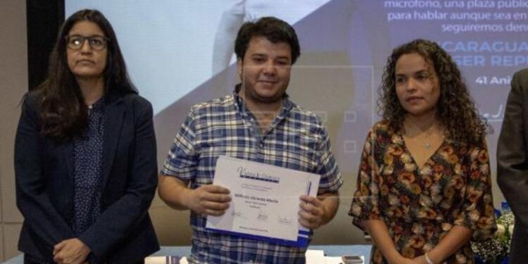 Periodistas de portales digitales ganan premios a la excelencia en Nicaragua.