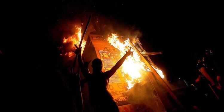Vista del monumento al General Manuel Baquedano en llamas durante las protestas contra el gobierno del presidente chileno Sebastián Piñera hoy, en Santiago (Chile). EFE / ESTEBAN GARAY
