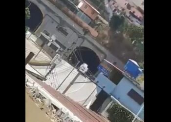 Una tanqueta de la GNB al túnel de El Paraíso. 19mar2021. Foto captura de video.