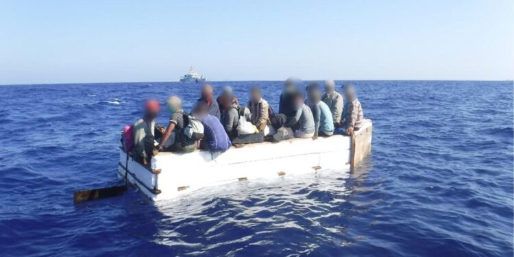 Guardia Costera de EEUU repatrió a 17 balseros cubanos interceptados en el estrecho de la Florida